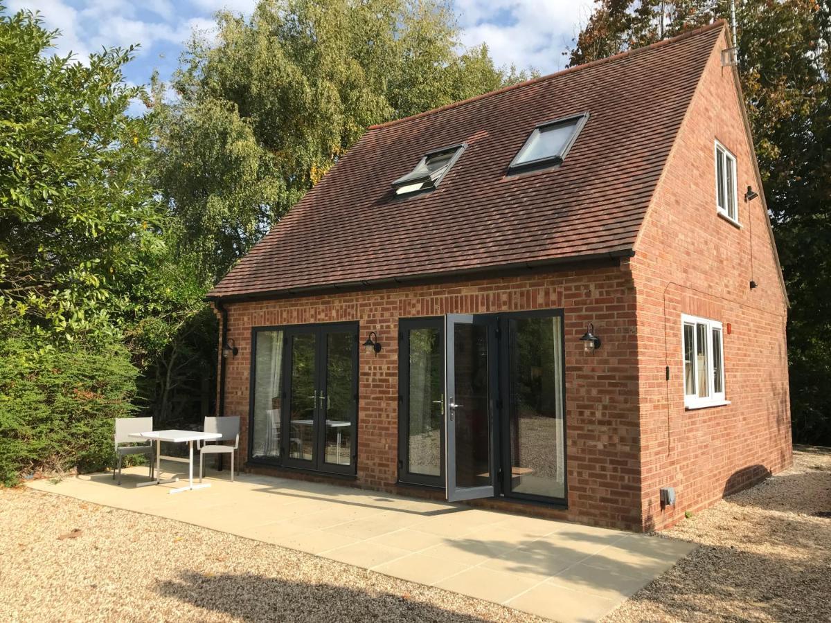 Contemporary Cottage Outside South Harting Exterior photo